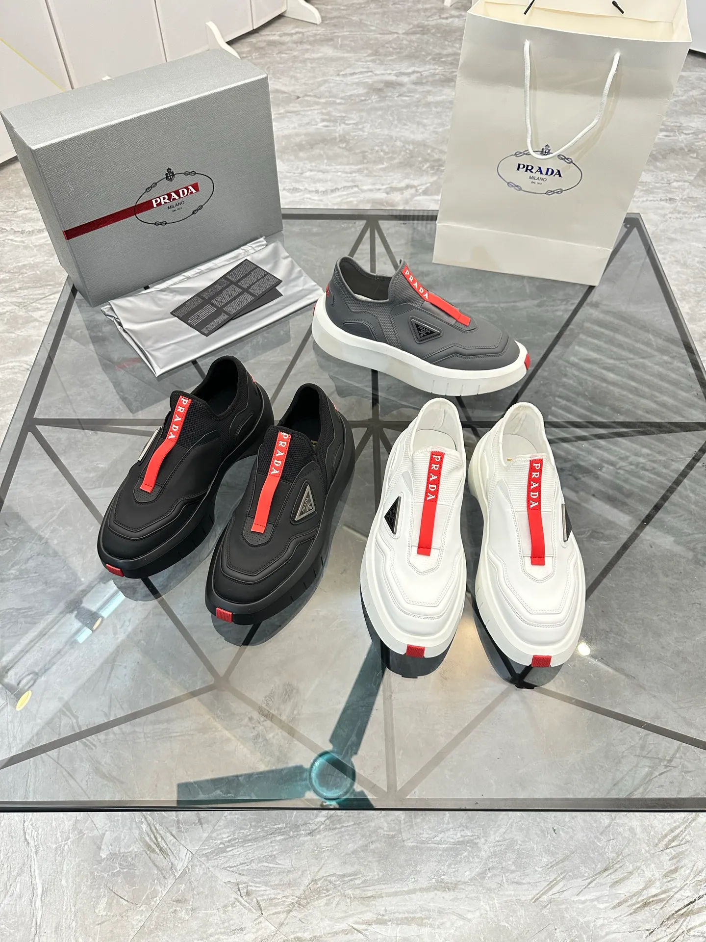 Men's shoes: 💰P500¥ High-end, complete package Product trademark: Prada *"Prada*" low-top casual shoes Regular size: 38-44 (can be customized to 45.46) Couple style Product materials: Upper imported cowhide stitched with original fabric, breathable lining, original outsole. Number: 846
